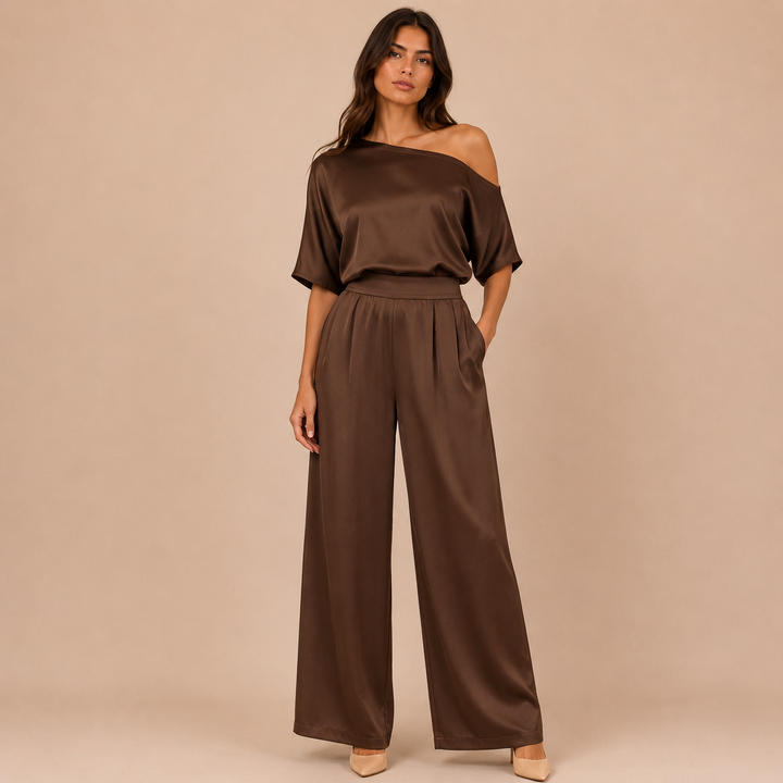 Mariana - Jumpsuit med asymmetrisk kort ærme og vide ben
