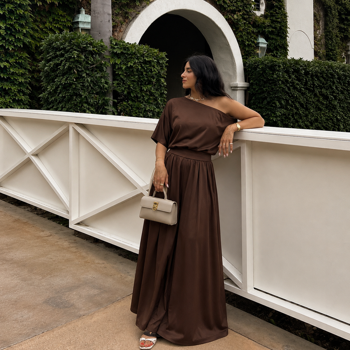 Mariana - Jumpsuit med asymmetrisk kort ærme og vide ben