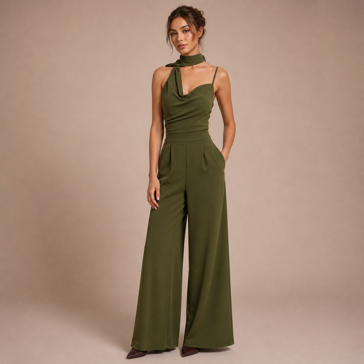 Sienna – jumpsuit med halsdetalje og brede ben