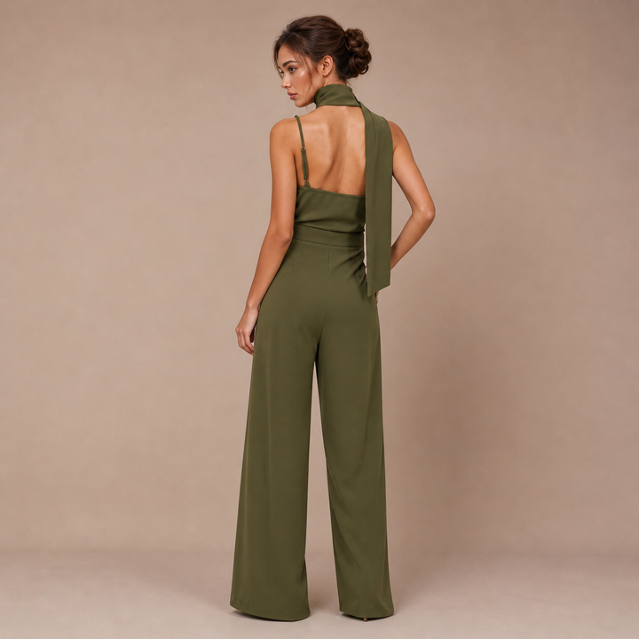 Sienna – jumpsuit med halsdetalje og brede ben