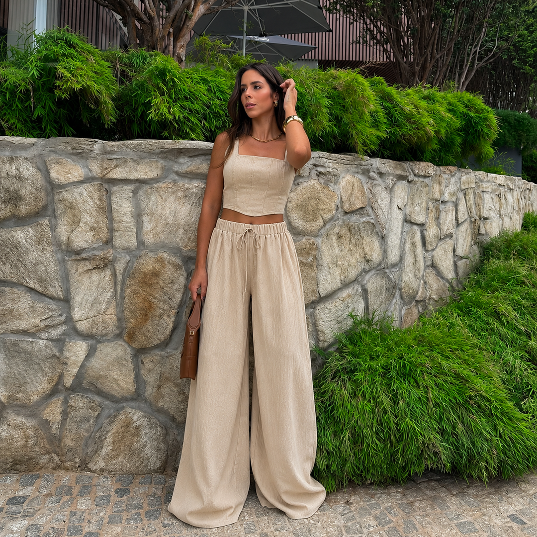 Rocía - Conjunto crop top escote recto y pantalón palazzo con cordón.