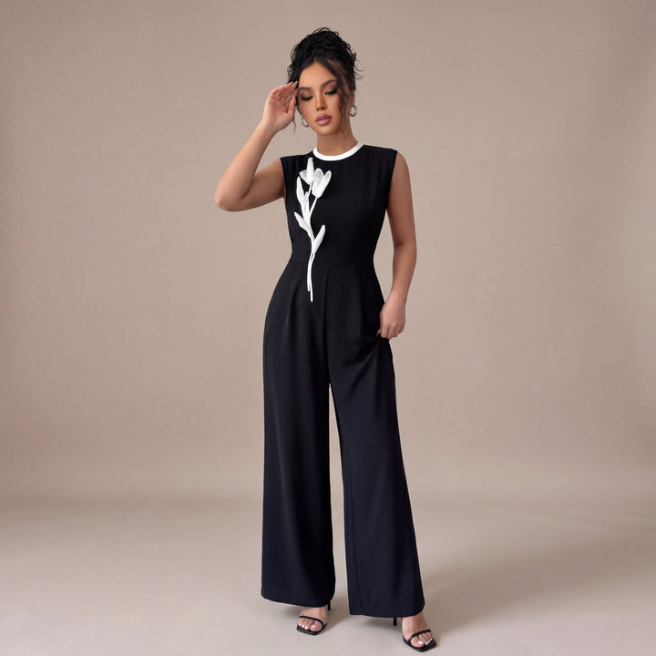 Iria - sort jumpsuit med blomsterdetaljer i kontrastfarver