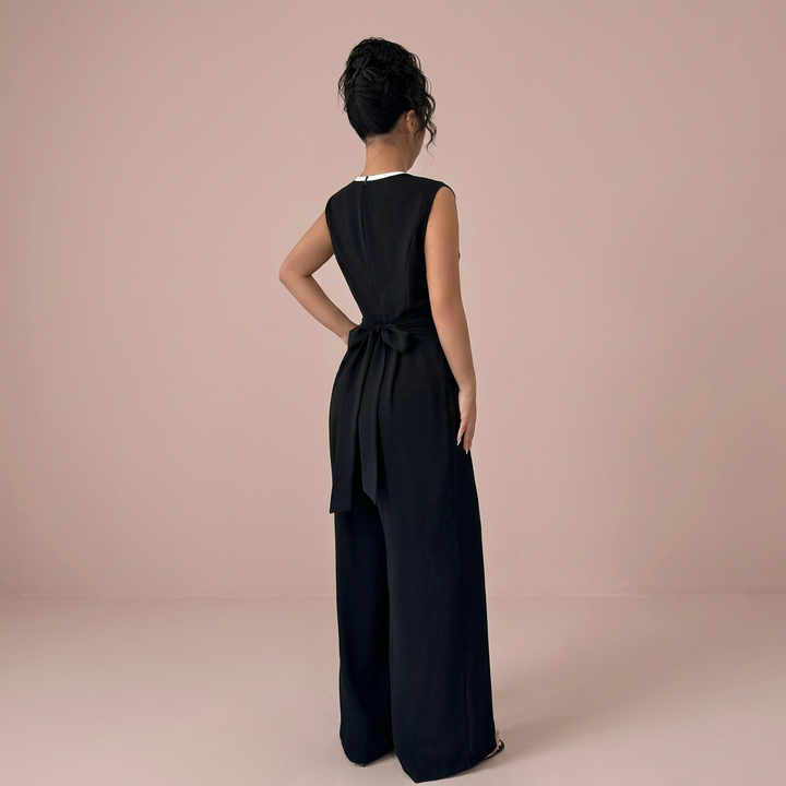 Iria - sort jumpsuit med blomsterdetaljer i kontrastfarver